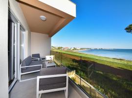 Beachfront villas with hot tubs Sun Garden, hotell i Privlaka