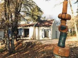 La maison de Mado et sa cabane dans les arbres