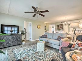 Charming Ormond Beach Condo with Ocean Views!, allotjament vacacional a Ormond Beach