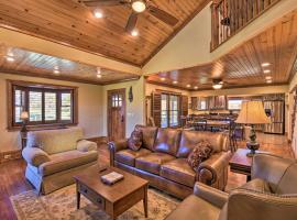 Clarkesville Ranch Cabin with Screened-In Porch!: Lakemont şehrinde bir kulübe