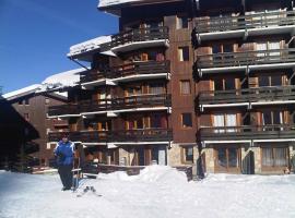 Ski in and Out 2-Bed Apartment in Meribel, apartemen di Les Allues