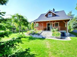 Holiday home by the lake, private garden, Oswino, hotel v destinaci Oswino