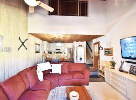 COZY Condo at Canyon Lodge! Sleeps 8, a walk to Canyon Lodge, vila di Mammoth Lakes