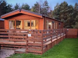 Hazel Oaks, Beautiful Lodge with Hot Tub - Sleeps 6 - Felmoor Park, hotell i Morpeth