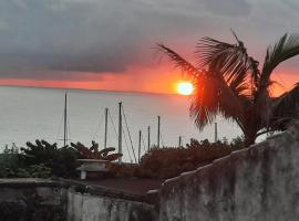 Sunrise House- 4 bedroom house with amazing sunrise over the sea 10 guests, hotel en Vila Franca do Campo