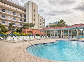 Coastal Condo with Balcony, Outdoor Pool Access, hotel i nærheden af Turtle Mound River Tours, New Smyrna Beach
