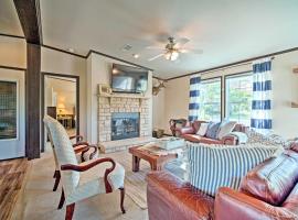 Calm Retreat with Ponds about 12 Mi to Somerville Lake, hotel a Somerville