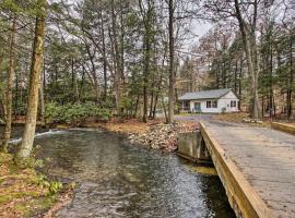 Creekside Lincoln Lodge in the Pocono Mtns!，Brodheadsville的Villa