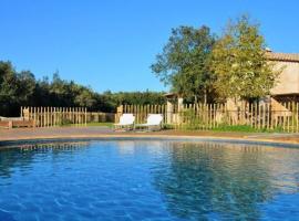 Villa in Olles Sleeps 6 with Pool, khách sạn ở Ollers
