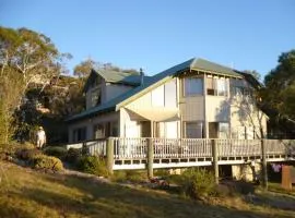 Snowgums on the Lake - Charming 4BR Home l Amazing Lake Views l Balcony