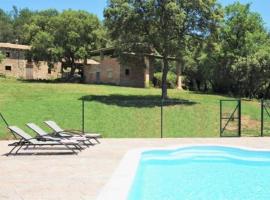 Villa in Olost Sleeps 10 with Pool, hotell i Olost