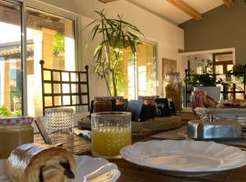 Le Patio, chambres d hôtes pour adultes en Camargue, possibilité de naturisme à la piscine,, hotel in Aimargues