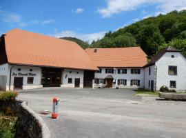 Au Cheval Blanc, family hotel in Asuel