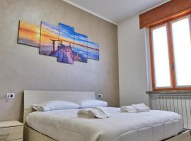 [Milano - Como] Elegante Casa con Ampio Terrazzo, hotel met parkeren in Giussano