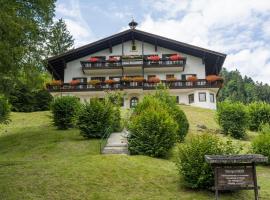 Ferienwohnanlage Bergschlößl Wohnung Nr 9, hotel in Oberaudorf