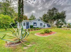Peaceful Lady Lake Home with Screened-In Porch!, casa o chalet en Lady Lake