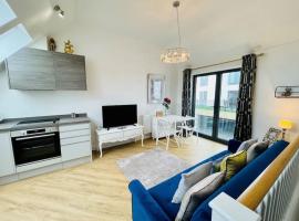 Salt Yard 2 - Stylish Whitstable Cottage - Free Parking - Beach - Harbour, hotel di Whitstable