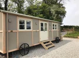Stunning Shepherds Hut with Superb Views & Fire Pit near a Superb Gastro Pub, lodge in Lamerton