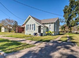 Lake Charles Cottage with Fireplace and Yard!, hotel in Lake Charles