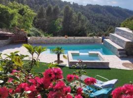 Cal Abadal - Double room in villa with pool and jacuzzi near Barcelona，Rocafort的有停車位的飯店