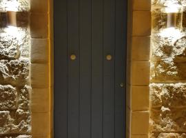 B&S Accommodation Renovated 18 Century House of Character in Ghaxaq, mökki kohteessa Għaxaq