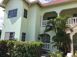 Beautiful 2-Bed Apartment in sunny Jamaica: Silver Sands şehrinde bir kiralık sahil evi