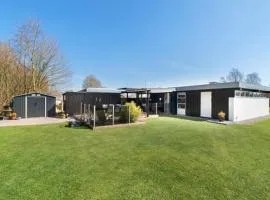 Skønt sommerhus nær dejlig strand og natur i Skovby på Sydals