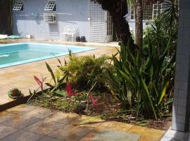 Casa com amplo espaço verde tipo sítio, hotel in Recife