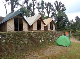 Camping at Deoriatal Adventure Camps、Ukhimathのラグジュアリーテント