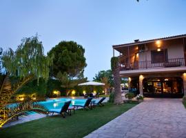Villa Bona: A secluded villa less than 50 min. from Athens Intl. Airport, vacation home in Paralía Avlídhos