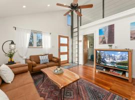 Vibrant Downtown Bungalow - Walk Everywhere!，位于柯林斯堡的酒店