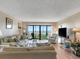 Magnificent Gulf Front Condo Located Directly on the Ocean! condo、インディアン・ロックス・ビーチのプール付きホテル