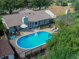 Cheerful 3-bedroom with a pool, hotel in San Antonio