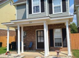 Cozy House near Ole Miss & M-Trade!, cottage in Oxford