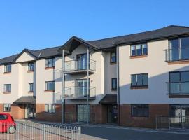 GWEL Y TYWYN - 2 BED APT-ON THE BEACH-TREARDDUR, hotel in Trearddur