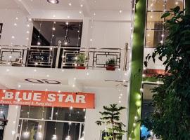 ํ ๋์๋์ ์์นํ ํธํ
Hotel Blue Star