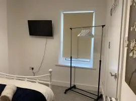 2 Bed Flat - Sleeps 6 - Pets - Parking - Wifi