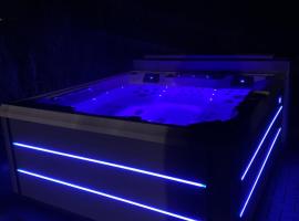 SEA Office - Modernes Ferienhaus mit tollem Seeblick, beach hotel in Kirchheim