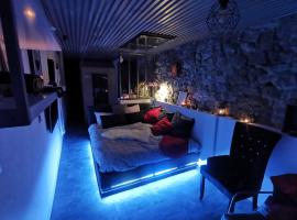 Sweet Loft Grenoble-Love Room avec jacuzzi & sauna, hotell i Grenoble