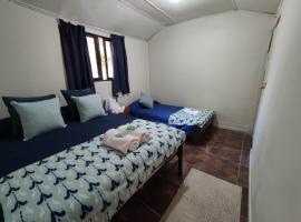 Cabañitas Remanso, baño privado, camping em Isla de Maipo