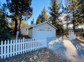 Cozy Cabin, GREAT Location! Slopes + Lake + Trails, villa a Big Bear City