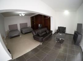 Room in Lodge - 18 Large Apartment for 2 people, habitación en casa particular en Torreón