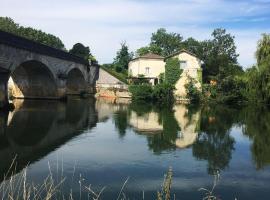 Petit Boudoir The Riverside Retreat، فندق في Triac-Lautrait