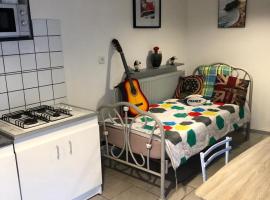 La petite chambre sympa de Cindy, hotel em Hirson