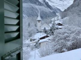 Chalet Pironnet with BEST Views, Charm and Comfort!, cabin in Lauterbrunnen