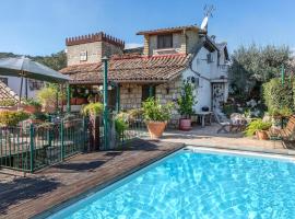 Stunning Home In Alvignano With Wifi, 6 Bedrooms And Outdoor Swimming Pool，Alvignano的有停車位的飯店