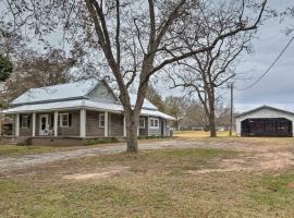 Traditional Southern House with Front Porch!, aluguel de temporada em Anderson