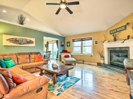 Lake Michigan Gem Less Than Half Miles to Private Beach!, villa em Mears