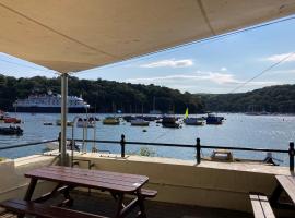 The Galleon Inn: Fowey şehrinde bir Oda ve Kahvaltı