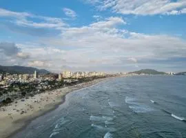 Guarujá Enseada 8 lugares a meia quadra da praia